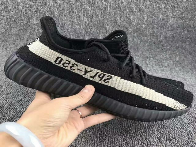 Zapatillas adidas modelo yeezy 350 v2