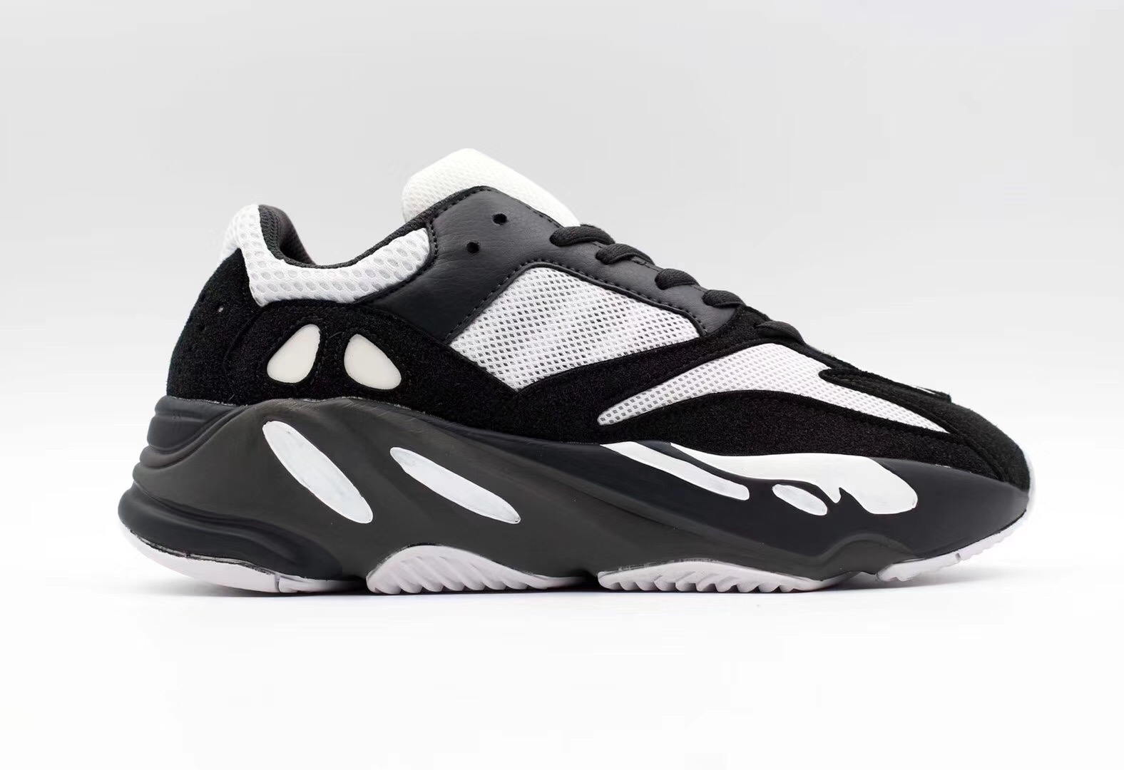 Zapatillas adidas modelo yeezy 700 boost