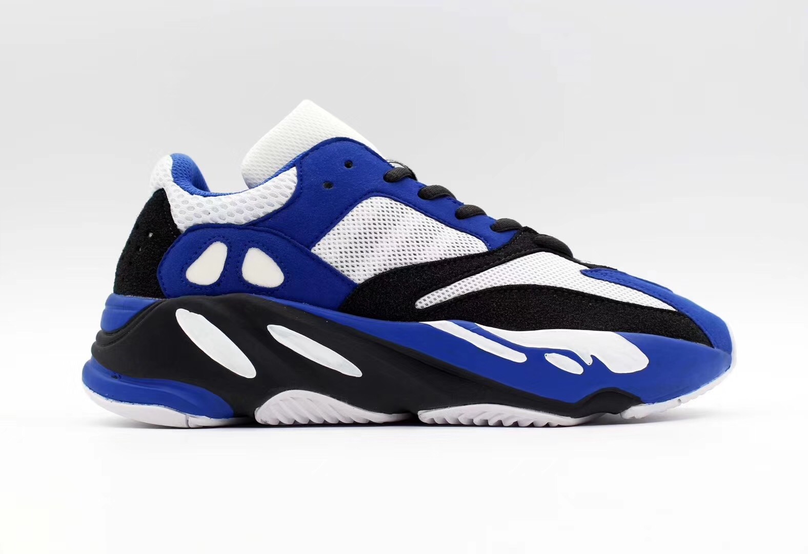Zapatillas adidas modelo yeezy 700 boost